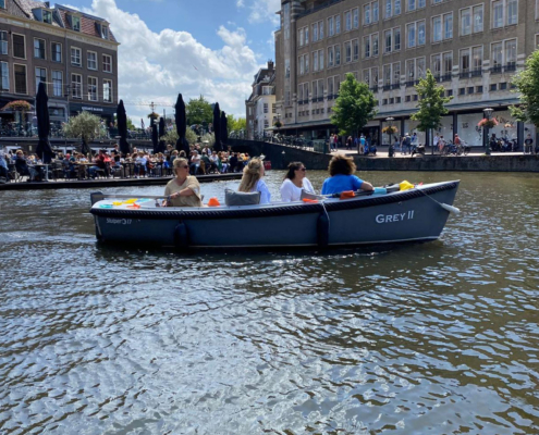 Het is heerlijk om met een stille elektrische sloep door het prachtige centrum van Leiden te varen.