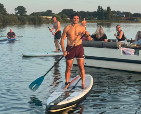 Naast sloepen kun je bij ons ook SUP boards huren. Daarmee verken je Leiden op een sportieve manier.